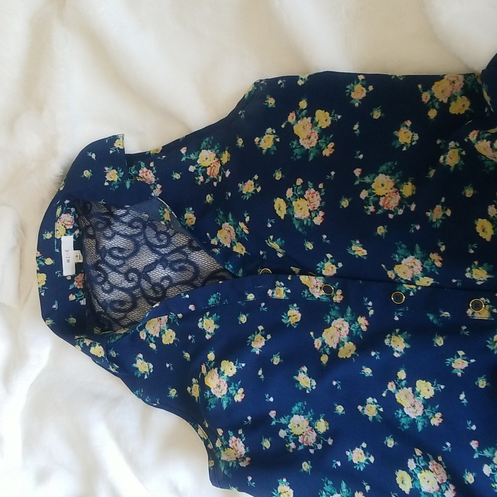 Mine ladies blue floral sleeveless  blouse.